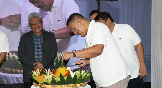 Prosesi potong tumpeng dalam rangka menyambut HUT Telin ke-17 yang dilakukan oleh Direktur Wholesale & International Service Telkom, Bogi Witjaksono, disaksikan oleh Direktur Network & IT Solution Telkom, Herlan Wijanarko. Foto ; Istimewa