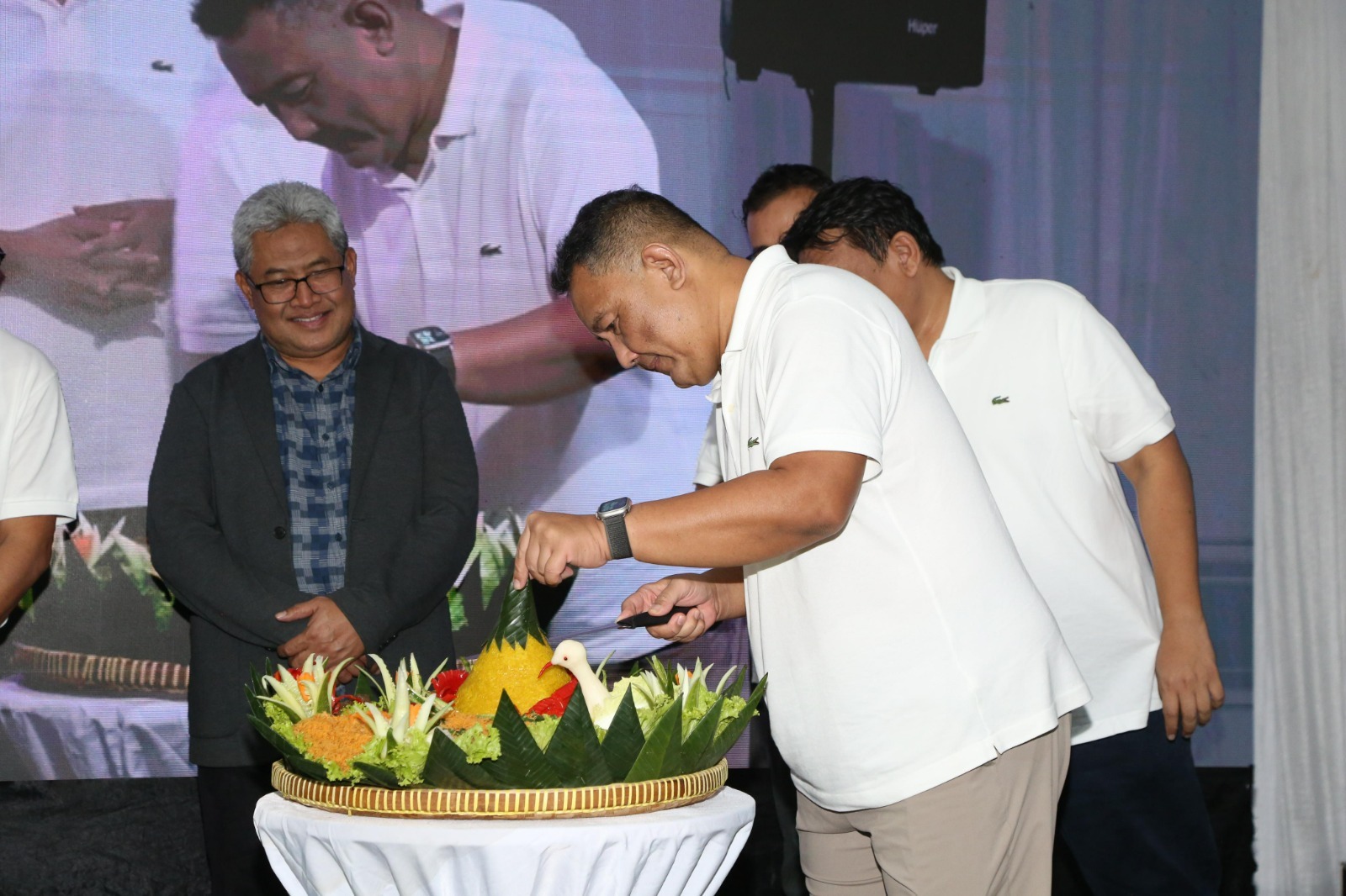 Prosesi potong tumpeng dalam rangka menyambut HUT Telin ke-17 yang dilakukan oleh Direktur Wholesale & International Service Telkom, Bogi Witjaksono, disaksikan oleh Direktur Network & IT Solution Telkom, Herlan Wijanarko. Foto ; Istimewa