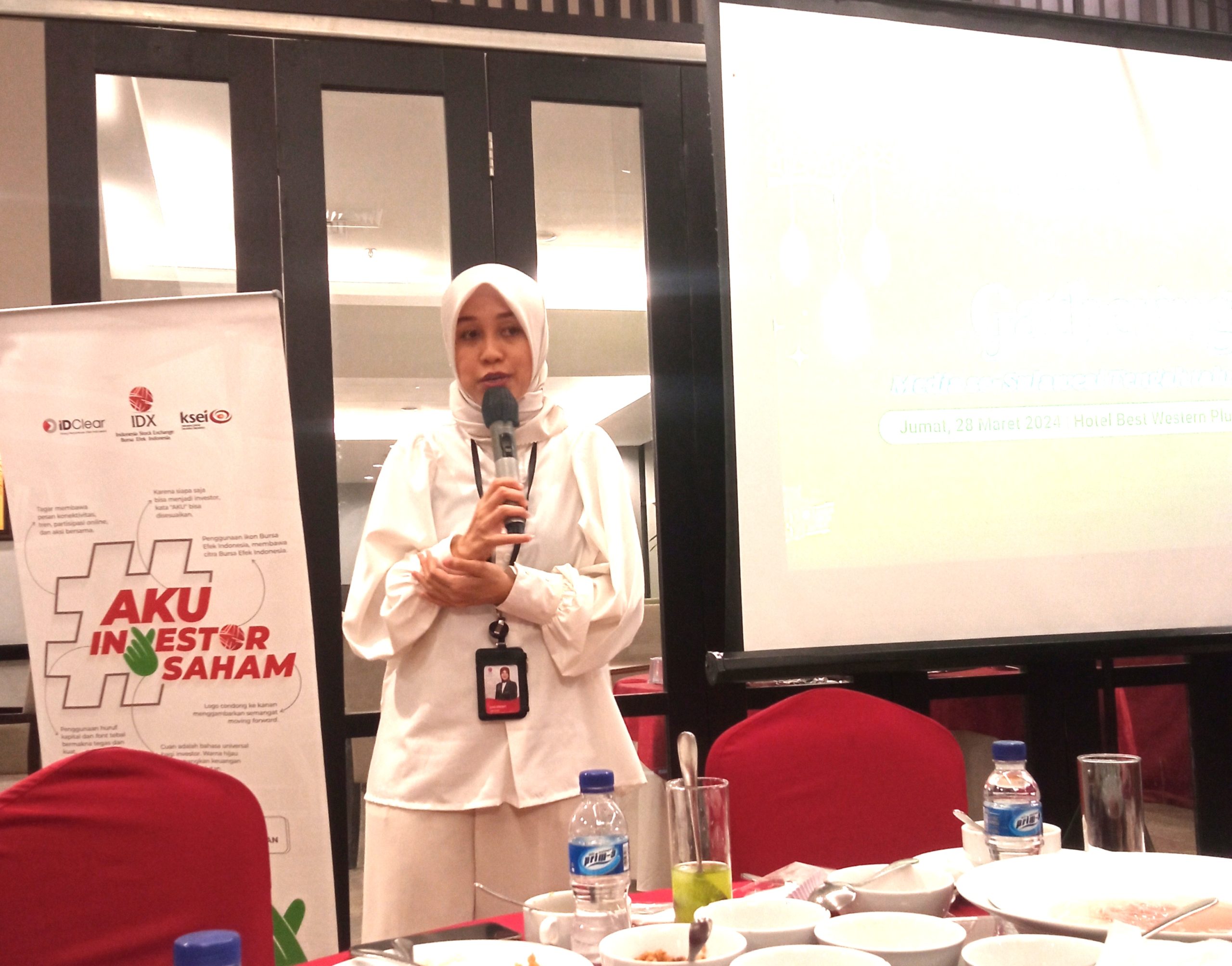 Kepala BEI Perwakilan Sulteng Putri Irnawati usai buka puasa bersama rekan jurnalis, Kamis.(28/3/2024)..Foto: Istimewah