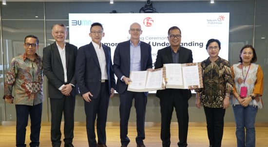 *Keterangan foto:* Foto 1: Direktur Strategic Portfolio Telkom, Budi Setyawan Wijaya (kedua dari kanan) dan Senior Vice President APCJ, F5 Adam Judd (kedua dari kiri) didampingi oleh Direktur Enterprise & Business Service Telkom, FM Venusiana R (paling kanan) dan Regional VP Asean Sales F5 Michael Quek usai penandatanganan Memorandum of Understanding (MoU) antara Telkom dan F5 yang fokus pada kolaborasi layanan keamanan siber yang komprehensif kepada pasar di Indonesia, akselerasi pembangunan, dan peningkatan kapabilitas Telkom dalam bidang keamanan siber dan produk digital lainnya, di Jakarta, Senin (29/4/2024). Foto : Istimewah