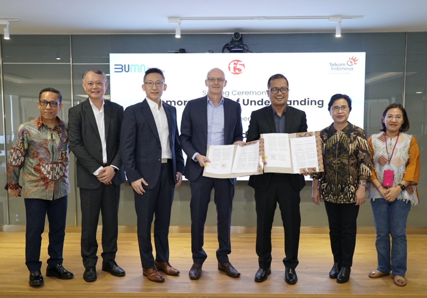 *Keterangan foto:*Foto 1: Direktur Strategic Portfolio Telkom, Budi Setyawan Wijaya (kedua dari kanan) dan Senior Vice President APCJ, F5 Adam Judd (kedua dari kiri) didampingi oleh Direktur Enterprise & Business Service Telkom, FM Venusiana R (paling kanan) dan Regional VP Asean Sales F5 Michael Quek usai penandatanganan Memorandum of Understanding (MoU) antara Telkom dan F5 yang fokus pada kolaborasi layanan keamanan siber yang komprehensif kepada pasar di Indonesia, akselerasi pembangunan, dan peningkatan kapabilitas Telkom dalam bidang keamanan siber dan produk digital lainnya, di Jakarta, Senin (29/4/2024). Foto : Istimewah