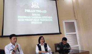 Salah Satu Narasumber dari Perwakilan TNI, Riswanto Buhang, tengah memaparkan materi dengan tema Kampanye percepatan penurunan stunting momentum strategis KIE Internasional kepada kelompok atau komunitas, di kafe Triffel F, Senin (6/05/2024). Foto : Hafsa/PJS.Com