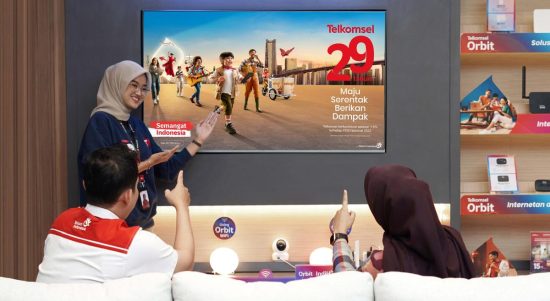 29 Tahun Telkomsel_1-5: Telkomsel memaknai usia 29 tahun dengan mengusung semangat untuk Maju Serentak Berikan Dampak bagi Indonesia dengan senantiasa mendampingi masyarakat, memberikan pelayanan terbaik bagi setiap orang melalui ragam inisiatif, inovasi, dan aksi nyata yang dapat memperkuat inklusi digital nasional, sehingga membuka peluang kemajuan bangsa. Telkomsel juga berbagi kemeriahan hari jadi ke-29 bersama pelanggan dengan menghadirkan beragam program produk dan layanan bernilai tambah. Foto : Istimewa