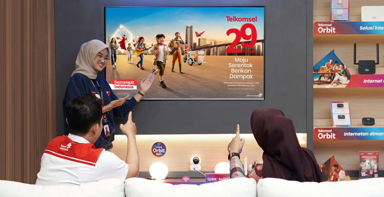 29 Tahun Telkomsel_1-5: Telkomsel memaknai usia 29 tahun dengan mengusung semangat untuk Maju Serentak Berikan Dampak bagi Indonesia dengan senantiasa mendampingi masyarakat, memberikan pelayanan terbaik bagi setiap orang melalui ragam inisiatif, inovasi, dan aksi nyata yang dapat memperkuat inklusi digital nasional, sehingga membuka peluang kemajuan bangsa. Telkomsel juga berbagi kemeriahan hari jadi ke-29 bersama pelanggan dengan menghadirkan beragam program produk dan layanan bernilai tambah. Foto : Istimewa