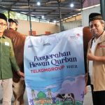 Ketua Umum Majelis Taklim TelkomGroup (MTTG) Pusat Agus Riyono (kanan) menyerahkan hewan kurban secara simbolis kepada Sekretaris LazisNU Pusat, Moesava di Jakarta, Sabtu (15/6/2024). Foto : istimewa