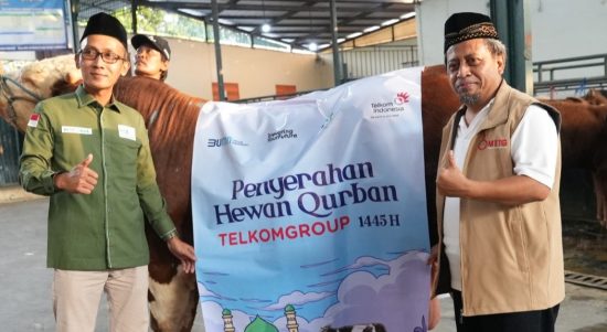 Ketua Umum Majelis Taklim TelkomGroup (MTTG) Pusat Agus Riyono (kanan) menyerahkan hewan kurban secara simbolis kepada Sekretaris LazisNU Pusat, Moesava di Jakarta, Sabtu (15/6/2024). Foto : istimewa