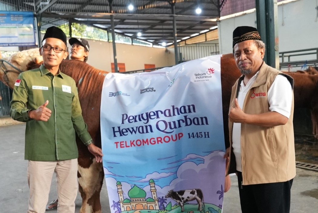 Ketua Umum Majelis Taklim TelkomGroup (MTTG) Pusat Agus Riyono (kanan) menyerahkan hewan kurban secara simbolis kepada Sekretaris LazisNU Pusat, Moesava di Jakarta, Sabtu (15/6/2024). Foto : istimewa