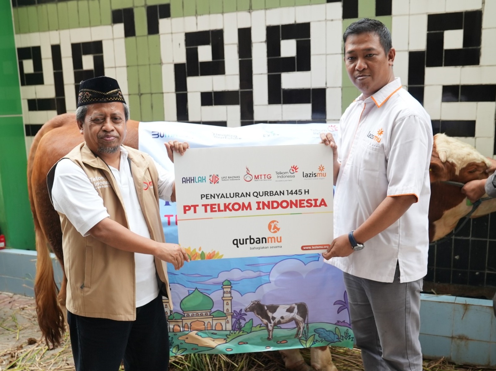 Ketua Umum Majelis Taklim TelkomGroup (MTTG) Pusat Agus Riyono (kiri) menyerahkan hewan kurban secara simbolis secara simbolis kepada Direktur Utama LazisMU Pusat, Ibnu Sani di Jakarta, Sabtu (15/6/2024). Foto : istimewah