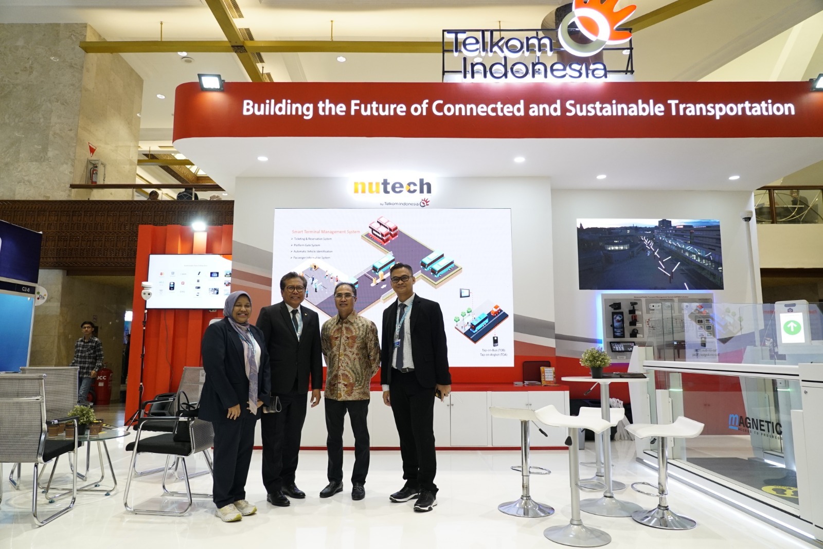 Menteri Perhubungan Budi Karya Sumadi (keduda dari kanan), Direktur Group Business Development Telkom Honesti Basyir (paling kanan), Direktur Utama Nutech Dina Hakiki (kedua dari kiri) dan Ketua ITS William Sabandar (paling kiri) saat mengunjungi Booth Nutech pada ITS Asia Pacific Forum 2024 beberapa waktu lalu. Foto : Istimewah