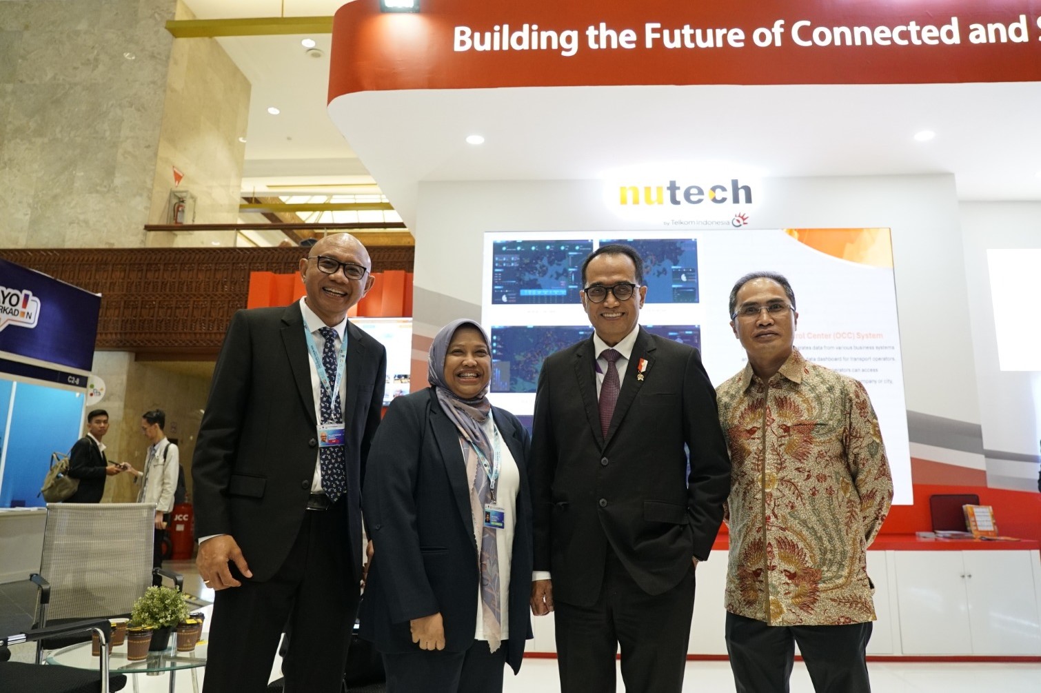 Duta Besar RI untuk Kazakhstan Fadjroel Rachman (kedua dari kiri), Direktur Group Business Development Telkom Honesti Basyir (kedua dari kanan), dan Direktur Utama Nutech Dina Hakiki (paling kiri) saat mengunjungi Booth Nutech pada ITS Asia Pacific Forum 2024 beberapa waktu lalu. Foto : Istimewa