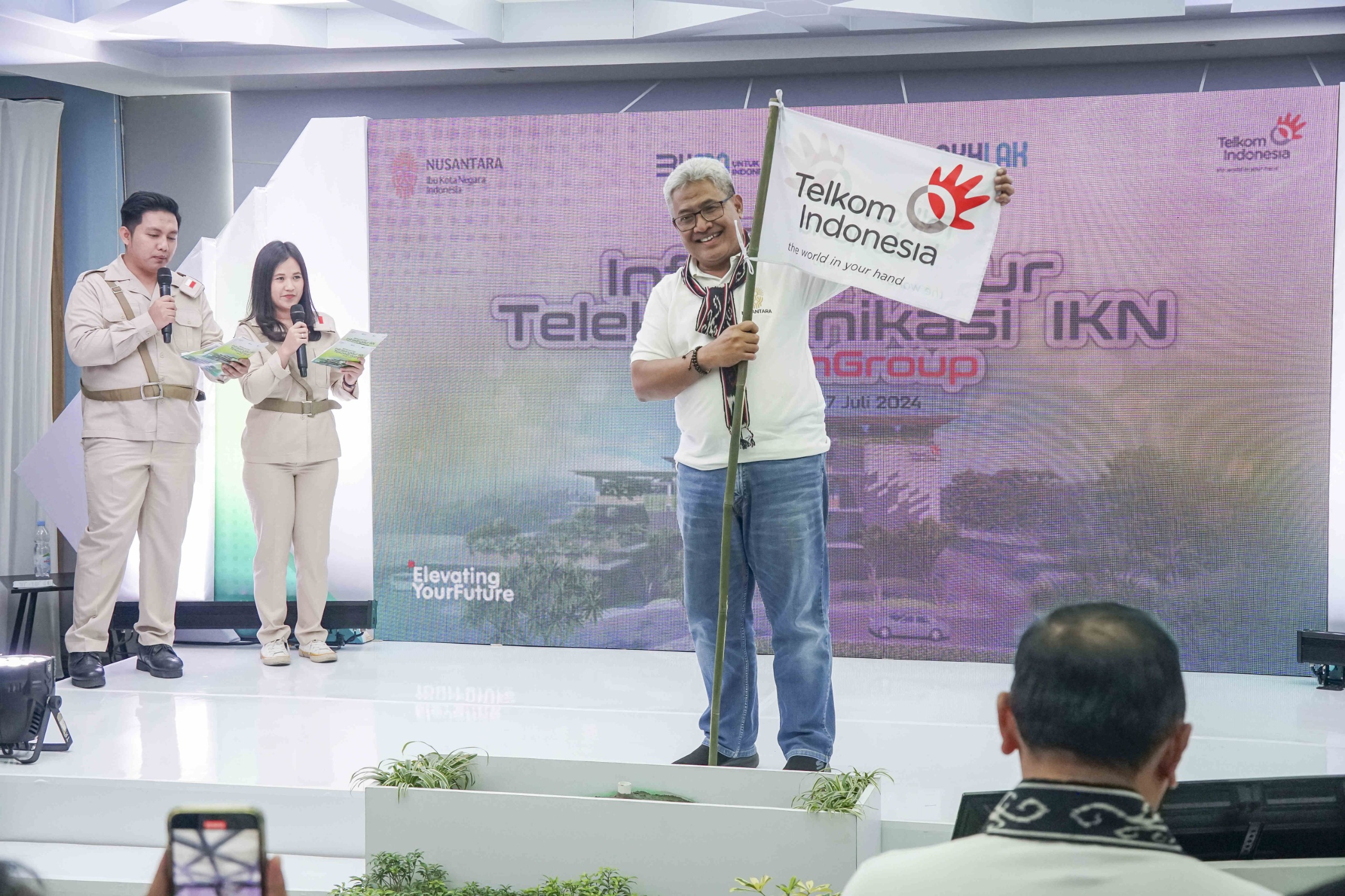 *Keterangan foto:* *Foto 1:* (Dari kiri ke kanan) VP Network/IT Strategy, Technology & Architecture, Ermono Liman Prabowo; Direktur Network & IT Solution Telkom, Herlan Wijanarko; EGM Digital Infrastructure Development, Cholis Safrudin; dan EVP Telkom Regional VI, Rachmad Dwi Hartanto saat rehearsal test kesiapan gelaran infrastruktur telekomunikasi IKN di Balikpapan, Rabu (17/7). *Foto 2:* Dirjen Penyelenggaraan Pos dan Informatika (PPI) Kemenkominfo, Wayan Toni (ketiga dari kiri); VP Network/IT Strategy, Technology & Architecture, Ermono Liman Prabowo (keempat dari kiri); Direktur Network & IT Solution Telkom, Herlan Wijanarko (kelima dari kanan); Direktur Pengelolaan Gedung, Kawasan dan Perkotaan OIKN, Desiderius Viby Indrayana (keempat dari kanan) dan Deputi Bidang Pengendalian Pembangunan OIKN, Thomas Umbu Pati Tena Bolodadi (ketiga dari kanan) saat rehearsal test kesiapan gelaran infrastruktur telekomunikasi IKN di Balikpapan, Rabu (17/7). *Foto 3:* Direktur Network & IT Solution Telkom, Herlan Wijanarko saat menancapkan tiang bambu sebagai simbolisasi kesiapan TelkomGroup dalam menyelenggarakan rehearsal test infrastruktur telekomunikasi IKN di Balikpapan, Rabu (17/7/2024). Foto : Istimewa