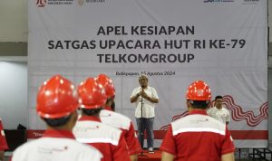 Direktur Network & IT Solution Telkom Herlan Wijanarko memimpin kegiatan Apel Kesiapan Satgas Upacara HUT RI Ke-79 TelkomGroup di kantor Telkom Regional IV Kalimantan, Kamis (15/8/2024). Foto Istimewah *Foto 2:* Direktur Network & IT Solution Telkom Herlan Wijanarko memastikan kesiapan 200 personil yang akan bertugas pada pelaksanaan upacara HUT ke-79 RI di IKN.