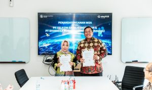 Direktur PT Bhinneka Nusantara Mandiri Nuraeni E. Sudirman (Kiri) dan Direktur Utama Telkomsat Lukman Hakim Abd Rauf (Kanan) pada penandatanganan MSA antara Telkomsat dan PT Bhinneka Nusantara Mandiri yang berlangsung pada Jumat, (4/10/2024). PJS. COM. Foto : Istimewah