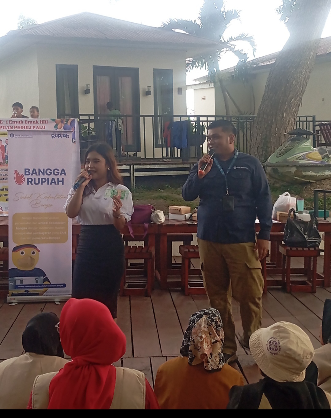 Bank Indonesia Memberikan pencerahan kepada emak - emak di milad perempuan peduli palu. Jumat (21/2/2025). Foto : Hafsa
