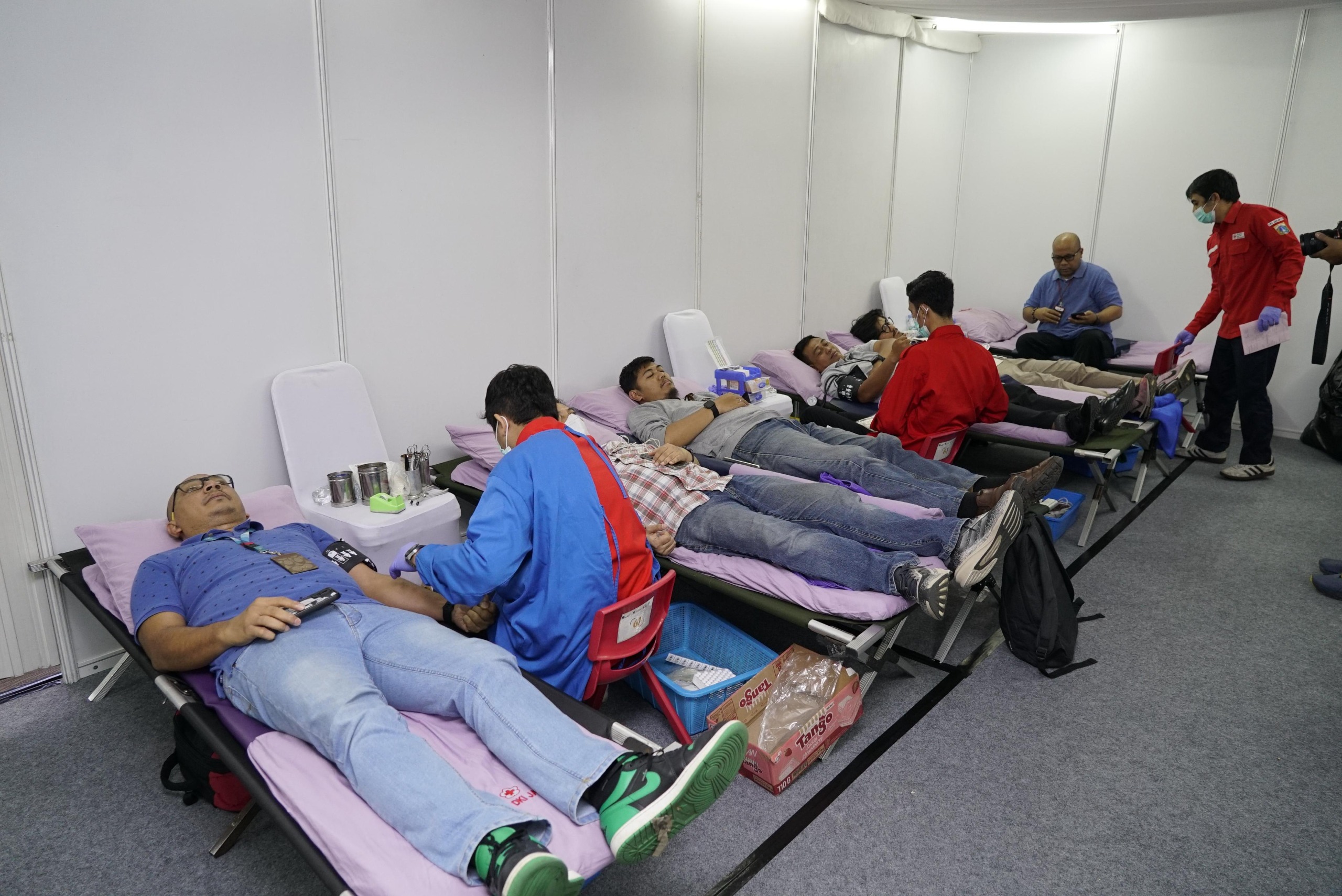 Kegiatan donor darah yang merupakan rangkaian acara syukuran Hari Ulang Tahun (HUT) ke-60 Telkom. Foto : Istimewa. 